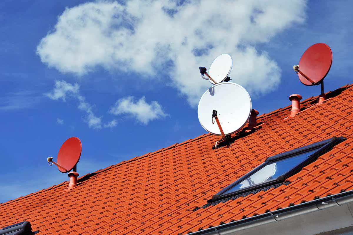 Satellitenschuesseln-auf-Dach
